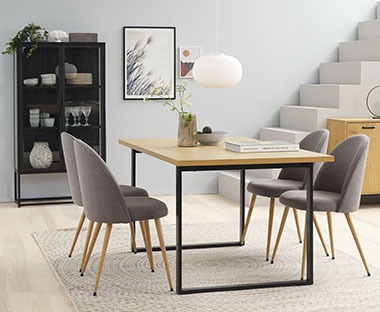 Udobne trpezarijske stolice i moderni trpezarijski stol od metala i drveta